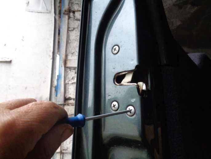 Проверка и замена неисправных деталей замка