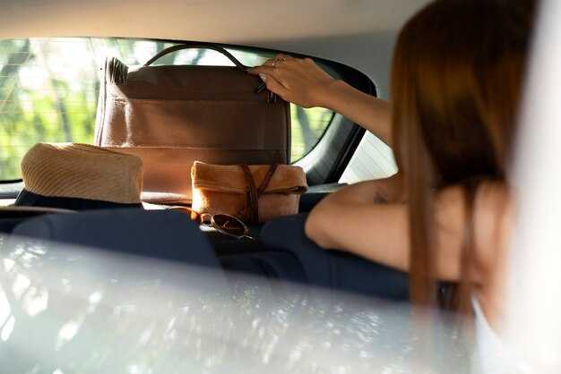 Снятие обивки крышки багажника